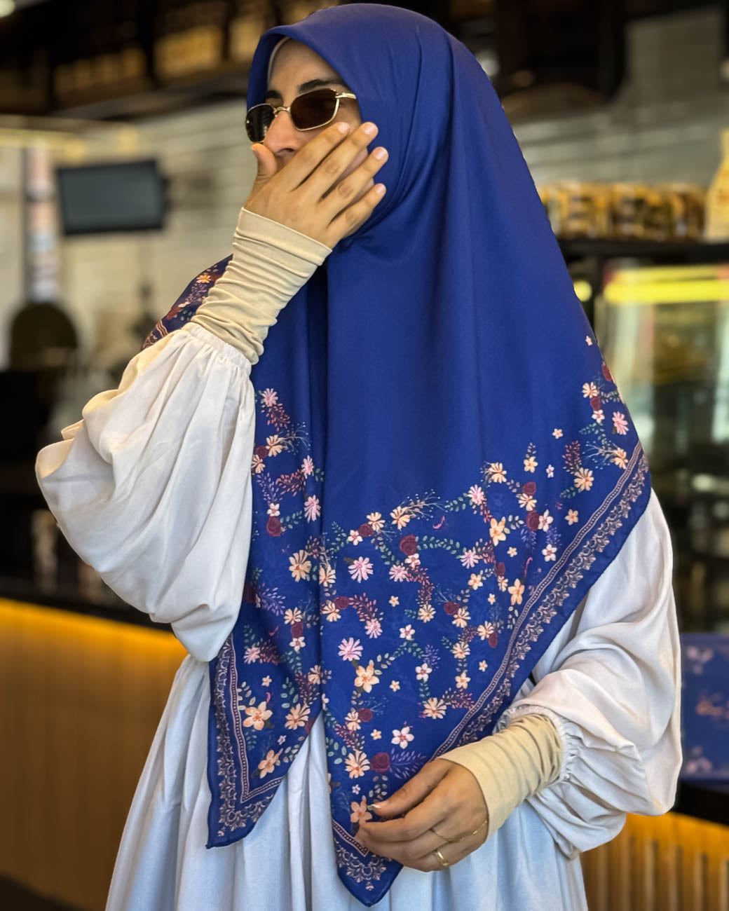 حجاب شيفون أزرق بنقشة ورد كلاسيكية - خامة فاخرة تدوم طويلاً من براند هادية
Royal Blue Chiffon Scarf with Classic Floral Print - High-Quality Fabric by Hadiyah