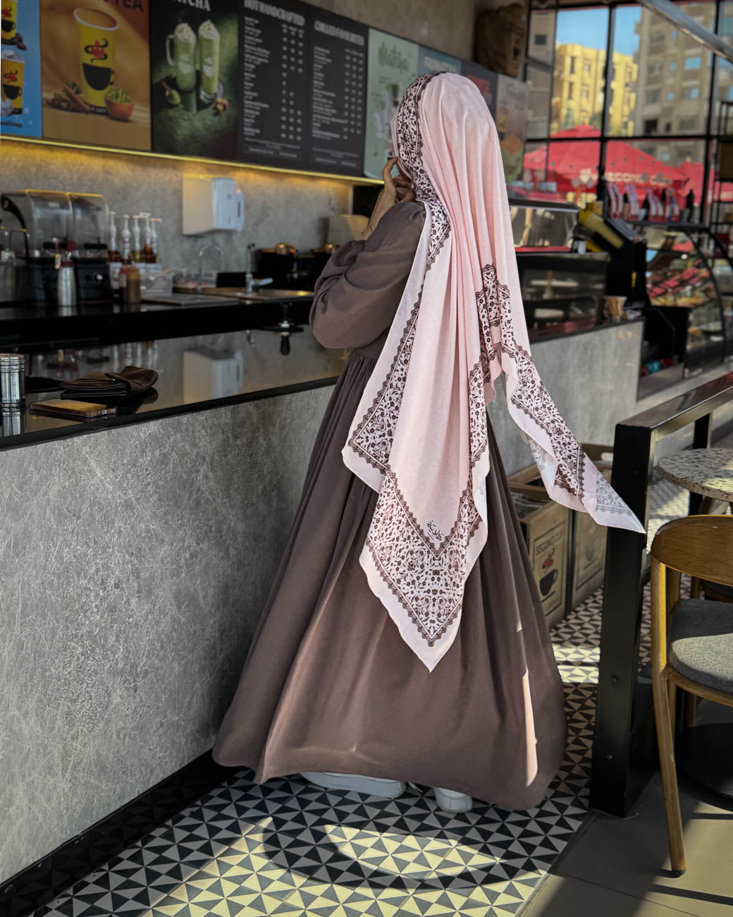 لفة طرحة وردي مودرن تليق على كل الوان البشرة - كولكشن صيف 2026
 Pink Floral Headscarf Fashion - Trendy Summer Collection for Muslim Women.