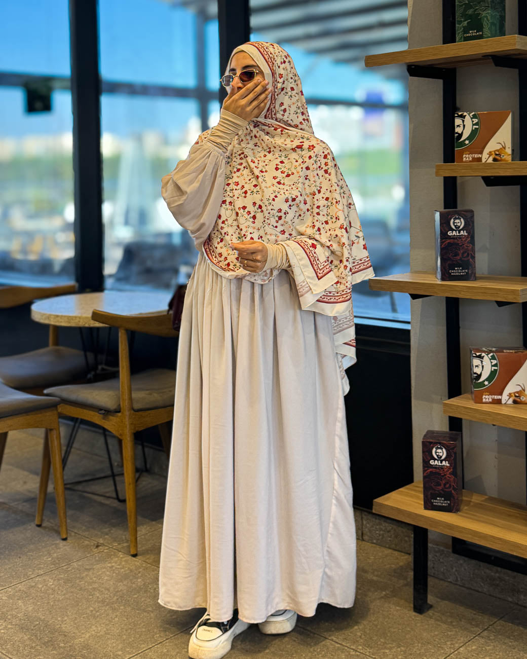 طرحة شيفون فخمة باللون القرمزي والبيج - تناسب المناسبات والاحتفالات لإطلالة لافتة وراقية.
 High-Contrast Red Floral Hijab - Professional Styling for Modest Runway and Editorial Looks.