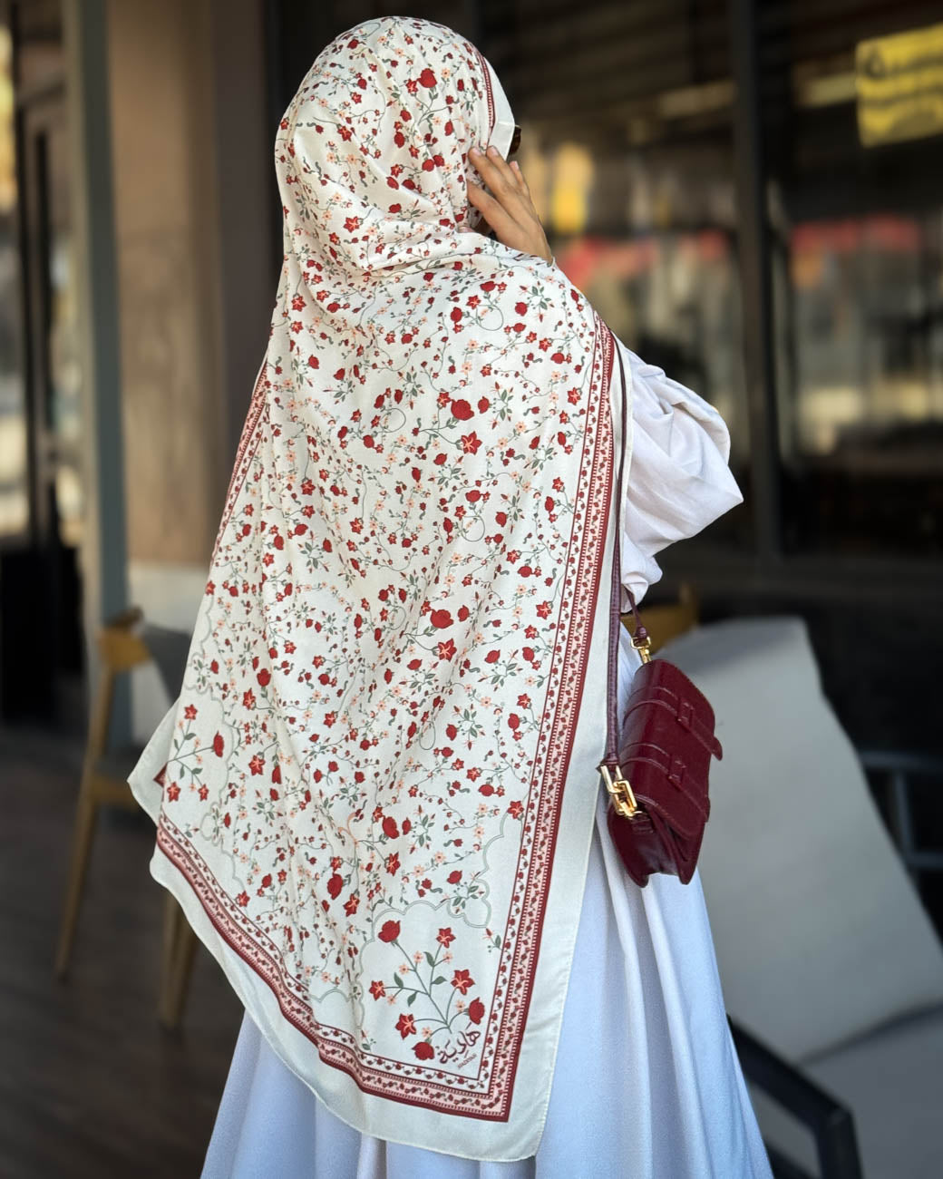 رونق القرمزي يبرز جمال ملامحك - هدية مثالية لكل محجبة تبحث عن التميز والاختلاف.
 Radiant Rose Patterned Headwrap - Premium Quality Gift Idea for International Modest Shoppers
