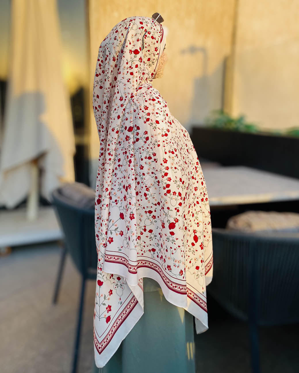 لفات حجاب مودرن لعام 2026 - كولكشن هادية يجمع بين الحشمة وأحدث صيحات الموضة في مصر.
Contemporary Muslimah Fashion - Luxury Cream and Crimson Shawl for Chic Urban Outfits.