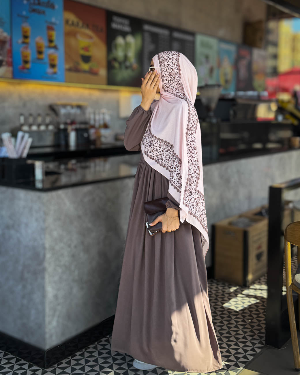 حجاب شيفون سعودي أصلي بارد على الرأس - خامة فخمة ثابتة مش بتزحلق.
 Premium Patterned Pink Scarf - Breathable High-Quality Fabric by Hadiyah.