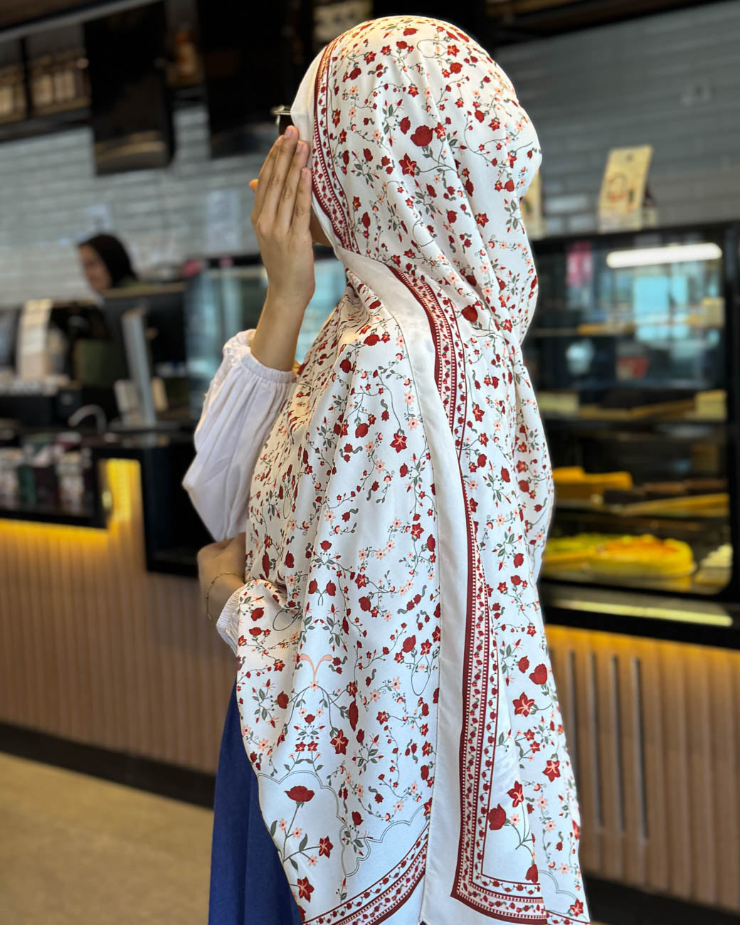 دقة طباعة الورد الأحمر على القماش - خامة باردة ومريحة لا تسبب الانزلاق وتدوم طويلاً.
Detailed Botanical Print Scarf - Breathable Lightweight Material for Summer and Spring Seasons.