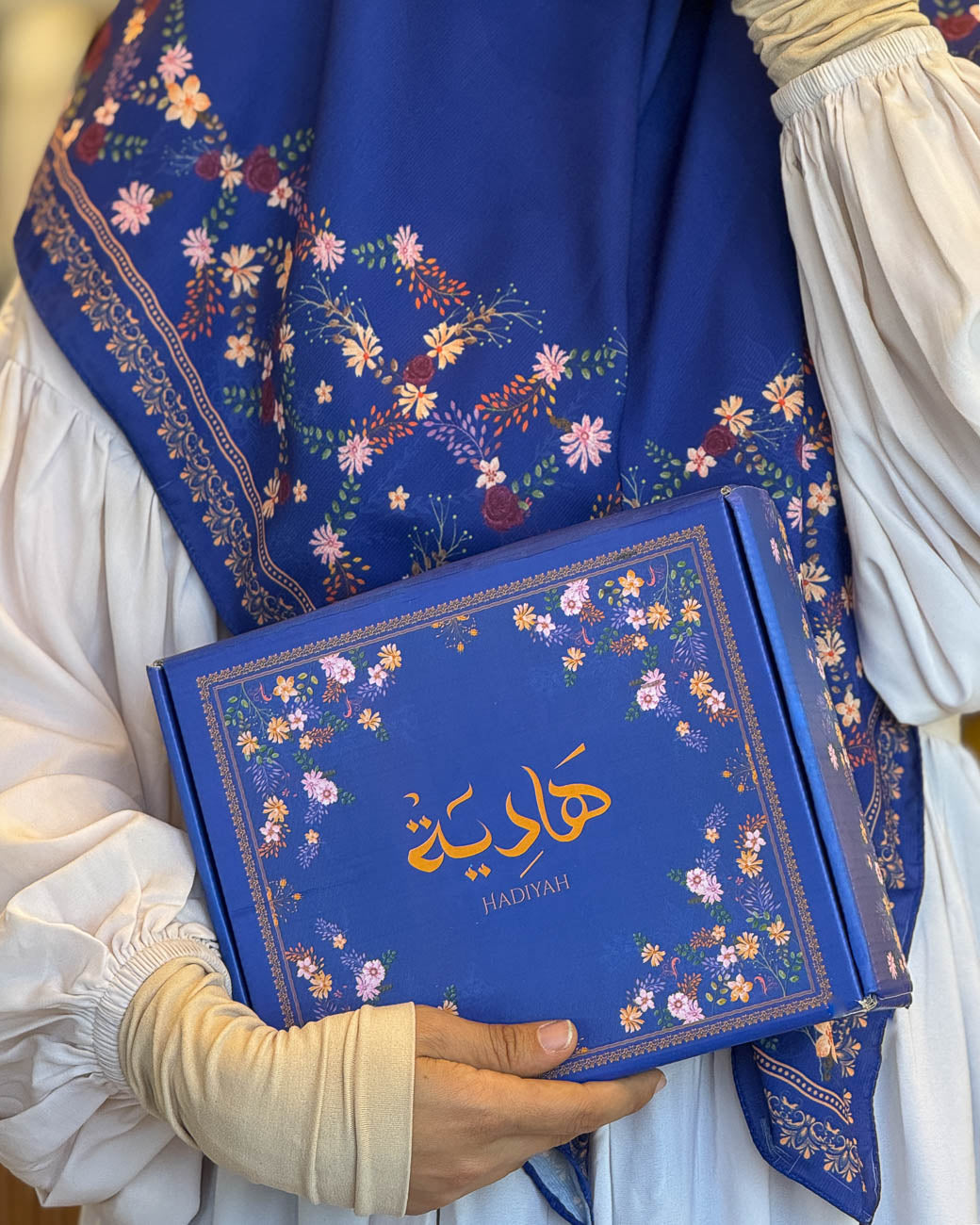 تفاصيل طرحة شيفون بنقشة ورد وألوان زاهية من براند هادية - قماش سعودي ناعم وثابت
Close-up of Hadiyah Floral Blue Hijab - Soft and Non-slip Saudi Chiffon Fabric